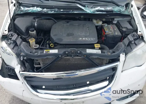 2013 Chrysler Town & Country Touring z USA, uszkodzony, nr VIN 2C4RC1BG7DR619950